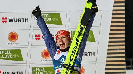 Katharina Althaus freute sich in Planica über drei WM-Titel und eine Bronzemedaille.