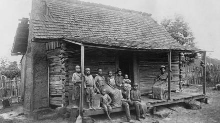 Großfamilie auf engem Raum. Sklavenhütte in Barbour County bei Eufaula im amerikanischen Bundesstaat Alabama (undatiert).