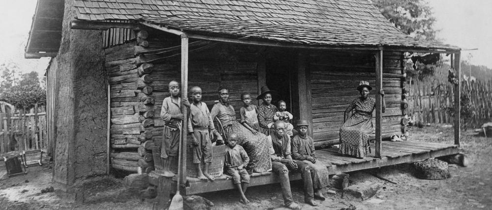 Großfamilie auf engem Raum. Sklavenhütte in Barbour County bei Eufaula im amerikanischen Bundesstaat Alabama (undatiert).