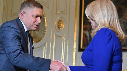 Der slowakische Wahlsieger Robert Fico mit Präsidentin Zuzana Caputova