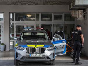Ein Polizist bewacht den Eingang des Krankenhauses in Banska Bystrica, in dem der slowakische Premierminister Robert Fico behandelt wird. 