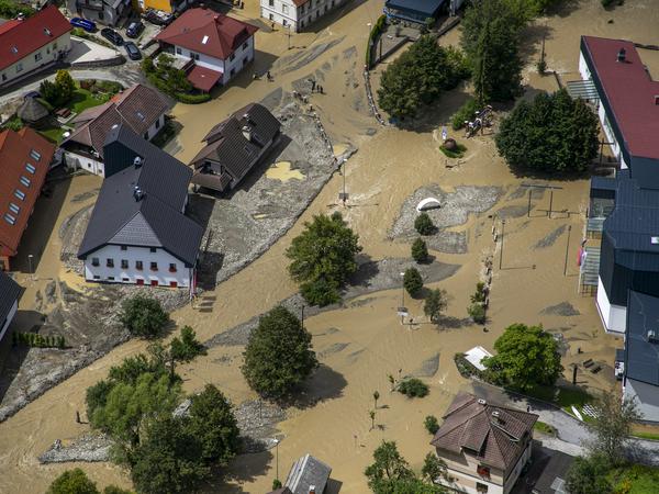 Die überschwemmte Stadt Črna na Koroškem im Norden Sloweniens.