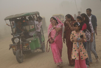 Smog in Neu Delhi, Indien: Frauen halten sich Tücher vor den Mund.