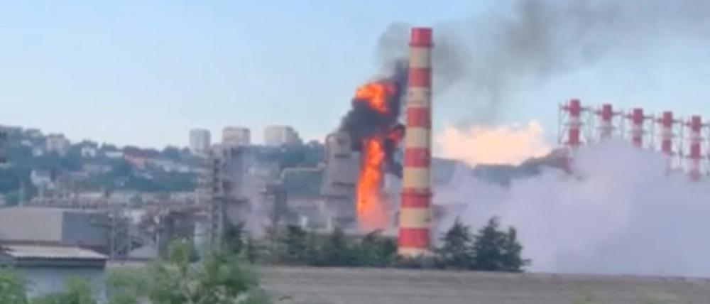 Smoke and fire rise from a refinery after a drone attack in Tuapse, Krasnodar Region, Russia, in this screengrab obtained from a handout video released on May 17, 2024. Video obtained by Reuters/Handout via REUTERS    THIS IMAGE HAS BEEN SUPPLIED BY A THIRD PARTY. NO RESALES. NO ARCHIVES