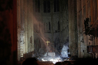 Rauch steigt nach dem Brand im Inneren von Notre-Dame über dem Altar auf.