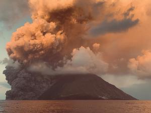 Rauch steigt aus dem Vulkan Stromboli am 4. Juli 2024.