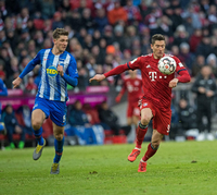 Niklas Stark (l.) im Laufduell mit Bayerns Robert Lewandowski.