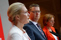 Die kommissarische SPD-Führung aus Manuela Schwesig, Thorsten Schäfer-Gümbel and Malu Dreyer bedankte sich bei Dietmar Woidke.