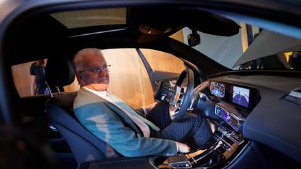 Winfried Kretschmann (Bündnis 90/Die Grünen), Ministerpräsident von Baden-Württemberg, sitzt in einem Mercedes EQC.
