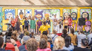 Bei den „Vokalhelden“ können Kinder und Jugendliche an verschiedenen Standorten in Berlin im Chor singen.