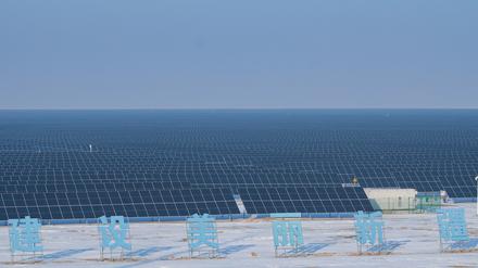 Blick auf ein Fotovoltaik-Energieprojekt in der autonomen Präfektur Changji der Hui. China kann zweieinhalbmal den globalen Bedarf an Solarpanels decken.