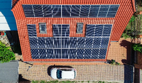 ARCHIV - 03.07.2018, Brandenburg, Sieversdorf: Eine Solaranlage auf einem Eigenheim (Luftaufnahme mit einer Drohne). Vor dem Haus steht ein Auto. (Zu dpa "Umfrage: Größte Zustimmung zu mehr Solaranlagen an Gebäuden") Foto: Patrick Pleul/ZB/dpa +++ dpa-Bildfunk +++