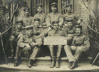 Deutsche Soldaten 1917 in Frankreich. Vorn rechts sitzt Erich Austilat.