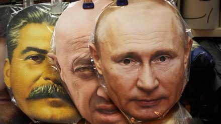 In einem Souvenirladen werden Gesichtsmasken verkauft, die den sowjetischen Diktator Stalin, den russischen Söldnerführer Prigoschin und den russischen Präsidenten Putin darstellen. 