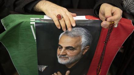 Zum dritten Todestag des iranischen Generals Soleimani im Januar 2023 hält ein Trauernder im Iran ein Bild des Generals in den Händen (Archivbild). 