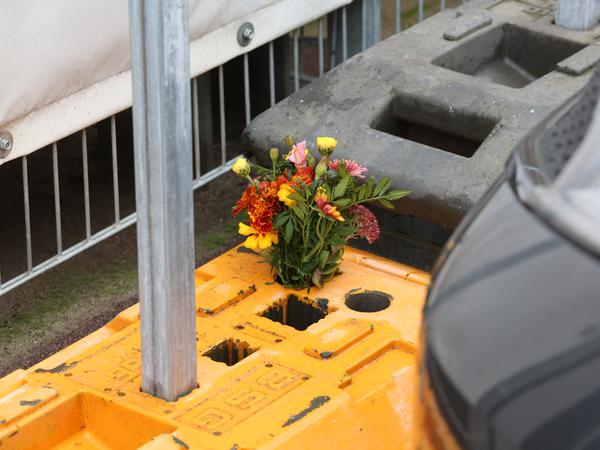 Zeichen der Anteilnahme: Ein Blumenstrauß an einem Bauzaun vor dem Sitz der Jüdischen Gemeinde.