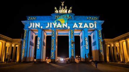 Das Brandenburger Tor wird bei einer Protestaktion für Solidarität mit den Protesten im Iran mit dem persischen Schriftzug «Zan · Zendegi · Azadi» («Frau · Leben · Freiheit») angestrahlt.