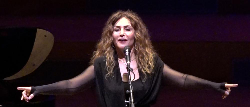 Sängerin  Serenad Bağcan trat mit Fazil Say im März in Brüssel bei einem Solidaritätskonzert für die türkischen Erdbebenopfer auf. 
