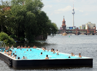 Zahlreiche Menschen verbringen einen warmen Sommertag im und am Weißen See am Mittwoch (01.08.2012) in Berlin. Morgen soll es noch heißer werden. Foto: Jörg Carstensen dpa/lbn +++(c) dpa - Bildfunk+++