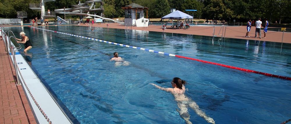 Schwimmerinnen ziehen im Becken im Sommerbad Pankow ihre Bahnen. 