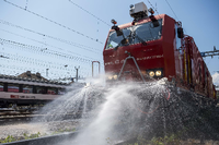 Vorbild Schweiz: Eine SBB-Lokomotive mit Wassertank spritzt Wasser auf die Schienen, um sie zu kühlen.