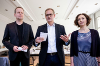 Michael Müller (SPD, M), Regierender Bürgermeister von Berlin, neben Klaus Lederer (l, Die Linke), Kultursenator von Berlin, und Ramona Pop (Bündnis 90/Die Grünen), Wirtschaftssenatorin.