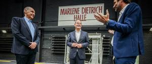 Bundeskanzler Olaf Scholz (SPD) in der denkmalgeschützten Marlene Dietrich Halle in den Filmstudios Babelsberg mit Eike Wolf (r.) vom Studio Babelsberg, und Michael Düwel, Geschäftsführer der Art Department Studios.