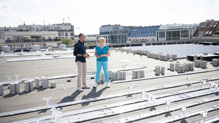 Verwaltungsdirektor Guido Hermann und Wirtschaftssenatorin Giffey auf dem Dach des Friedrichstadtpalastes zwischen Trägern für die neue Solaranlage.
