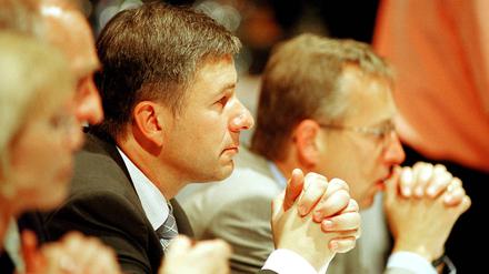 Bei einem Sonderparteitag der Berliner SPD im Juni 2001 wurde Klaus Wowereit (links) zum Spitzenkandidaten für den Bürgermeisterposten gekürt. Peter Strieder (rechts) war da schon Senator für Stadtentwicklung.