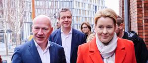Kai Wegner (l, CDU), Spitzenkandidat und Landesvorsitzender seiner Partei, und Franziska Giffey (r, SPD), Regierende Bürgermeisterin von Berlin, kommen auf dem EUREF-Campus zu Sondierungsgesprächen zusammen.
