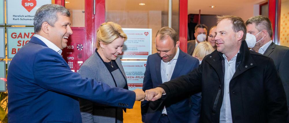 Doch nochmal zusammen? Raed Saleh (l), Vorsitzender der SPD-Fraktion im Berliner Abgeordnetenhaus, und Christoph Meyer (r), Vorsitzender der FDP Berlin, begrüßen sich bei Sondierungsgesprächen im Oktober.