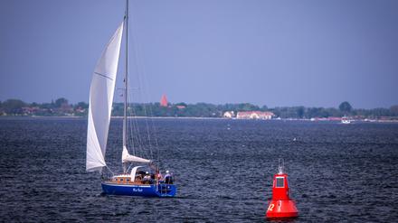 Das Segelboot ·Min Best· kreuzt in der Wismarbucht auf der Ostsee. Sonnig und mit Temperaturen bis zu 28 Grad zeigt sich das Wetter in Norddeutschland von seiner freundlichen Seite. 