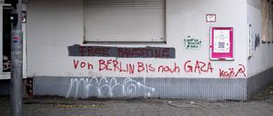Graffiti-Parolen wie  Free Palestine, Von Berlin bis nach Gaza und Stop the Genocide in Gaza auf einer Wand in der Sonnenallee in Belin-Neukölln.