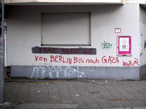 Graffiti-Parolen wie  Free Palestine, Von Berlin bis nach Gaza und Stop the Genocide in Gaza auf einer Wand in der Sonnenallee in Belin-Neukölln.