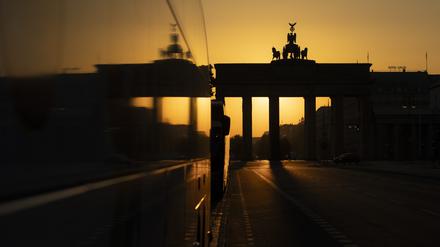 Die Sonne geht hinter dem Brandenburger Tor auf. +++ dpa-Bildfunk +++
