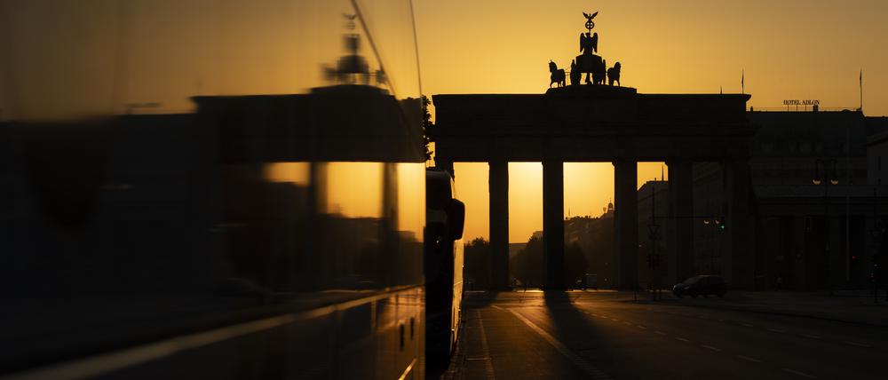 Die Sonne geht hinter dem Brandenburger Tor auf. +++ dpa-Bildfunk +++