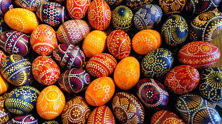 Sorbische Ostereier sind kleine Kunstwerke. Die Grundlagen der Arbeit mit Wachs und Farbe kann man in den Ferien auf dem Abenteuerspielplatz erlernen.
