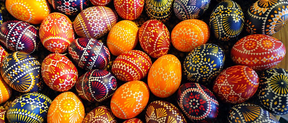 Sorbische Ostereier sind kleine Kunstwerke. Die Grundlagen der Arbeit mit Wachs und Farbe kann man in den Ferien auf dem Abenteuerspielplatz erlernen.
