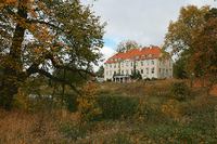 Das Schloss Rattey wurde 1806 erbaut und wurde zwischen 1996 und 1998 aufwändig restauriert und in ein Schlosshotel umgewandelt.