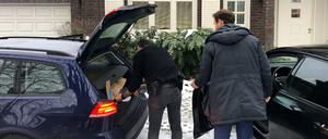 Beamte der Hamburger Polizei sichern am Freitagmorgen Beweismittel aus dem Wohnhaus von Christina Block, die in die Verschleppung ihrer eigenen Kinder verstrickt sein soll.