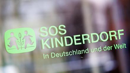 Der Schriftzug SOS Kinderdorf.