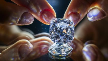 Ein Diamant von über 37,61 Karat während einer Vorbesichtigung bei Sotheby’s mit einem Verkaufspreis von 1,46 Millionen US-Dollar.
