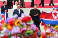 Südkoreas Präsident Moon (links) zu Gast bei Nordkoreas Machthaber Kim Jong Un