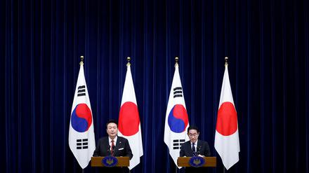 Der Südkoreanische Präsident Yoon Suk Yeol und Japans Premierminister Fumio Kishida in Tokio.