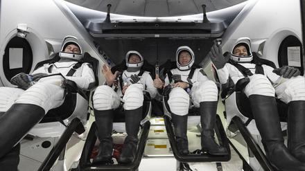 Auf diesem von der NASA zur Verfügung gestellten Foto sind von der Roskosmos-Kosmonaut Andrej Fedjajew(l-r), der NASA-Astronaut Warren „Woody“ Hoburg, der NASA-Astronaut Stephen Bowen und der Astronaut Sultan al-Nijadi aus den Vereinigten Arabischen Emiraten in einer SpaceX-Kapsel an Bord des SpaceX-Bergungsschiffs MEGAN zu sehen, kurz nachdem sie am Montag, den 4. September 2023, im Atlantik vor der Küste von Jacksonville, Florida, gelandet sind. 