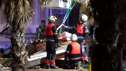 Rettungskräfte im Einsatz vor dem eingestürzten Restaurant an der Playa de Palma auf Mallorca.
