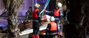 Rettungskräfte im Einsatz vor dem eingestürzten Restaurant an der Playa de Palma auf Mallorca.
