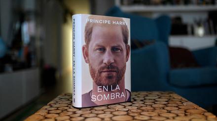 Die spanische Version von Prinz Harrys Autobiografie steht auf einem Tisch.