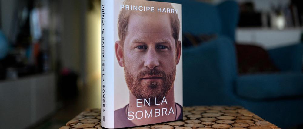 Die spanische Version von Prinz Harrys Autobiografie steht auf einem Tisch.