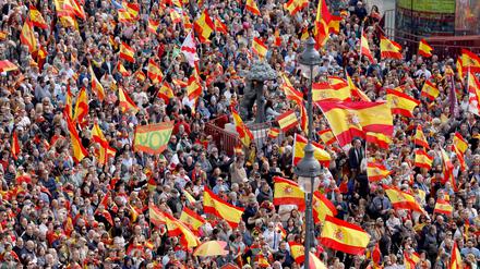 Demonstrierende am Sonntag auf der Puerta del Sol, in der Mitte das Stadtsymbol “El Oso y el Madrono“.
